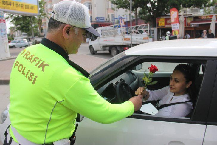 Yaya uygulamasında gül uzatılan kadın sürücü şoke oldu G5