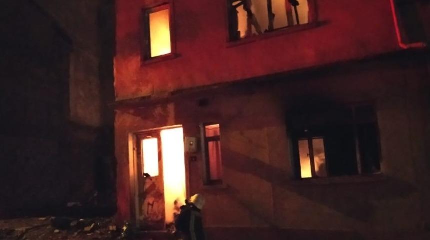 Biga’da metruk bina yangını