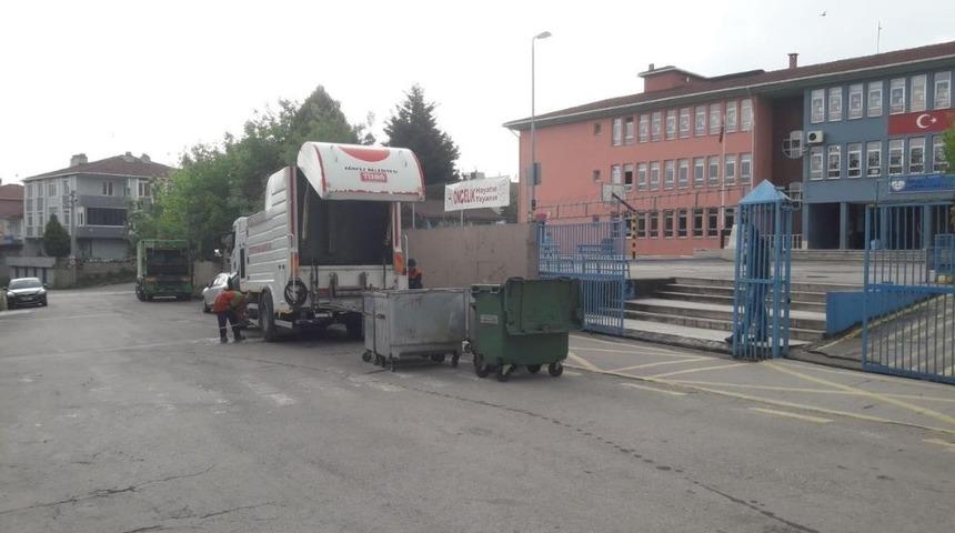 K&ouml;rfez&rsquo;de &ccedil;&ouml;p konteynerleri s&uuml;rekli yıkanıyor