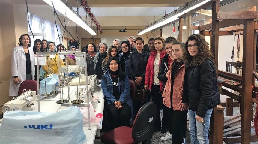 Geleceğin modacıları moda tasarım at&ouml;lyesini gezdi