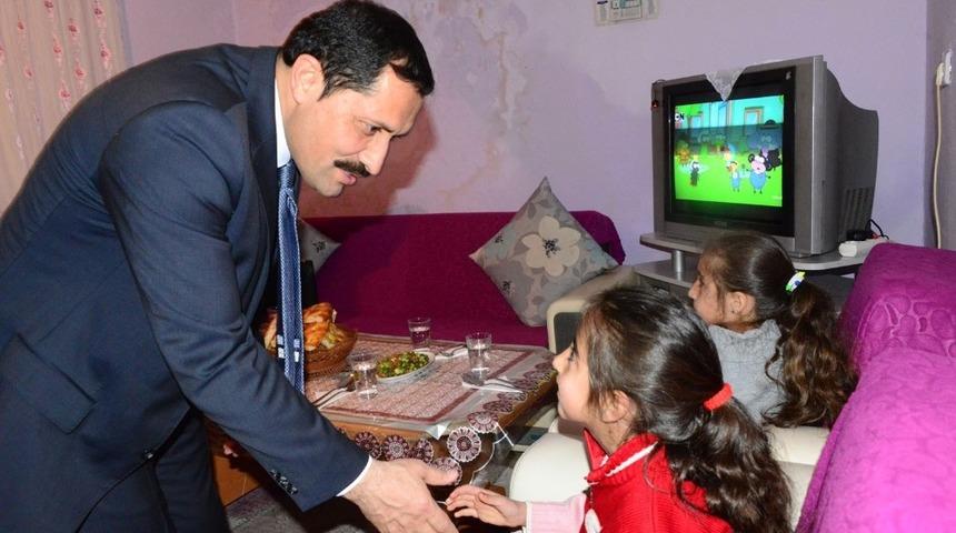 Vali Mustafa Masatlı ve eşi Yılmaz ailesinin iftar sofrasına misafir oldu
