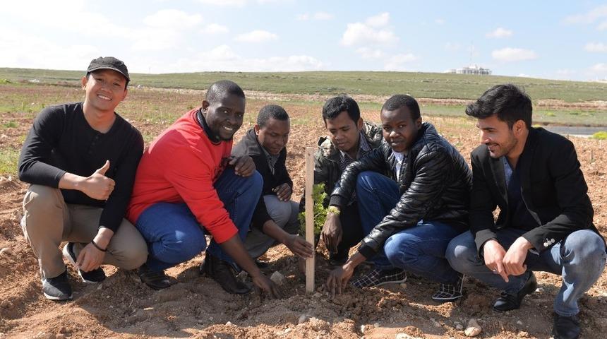 Karaman&rsquo;da yabancı uyruklu &ouml;ğrenciler fidan dikti