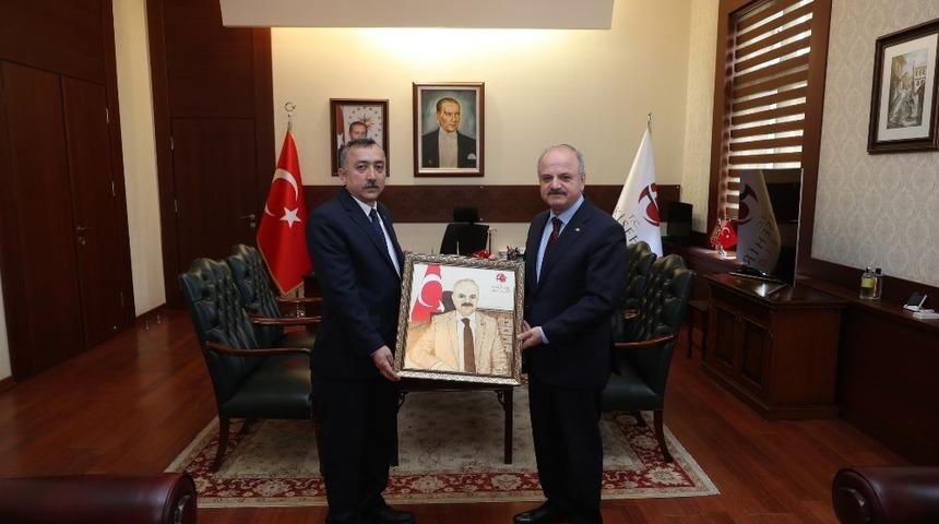 Vali &Ccedil;akacak ahşap yakma resim sanat&ccedil;ısı Muhsin Solmaz&rsquo;ı kabul etti