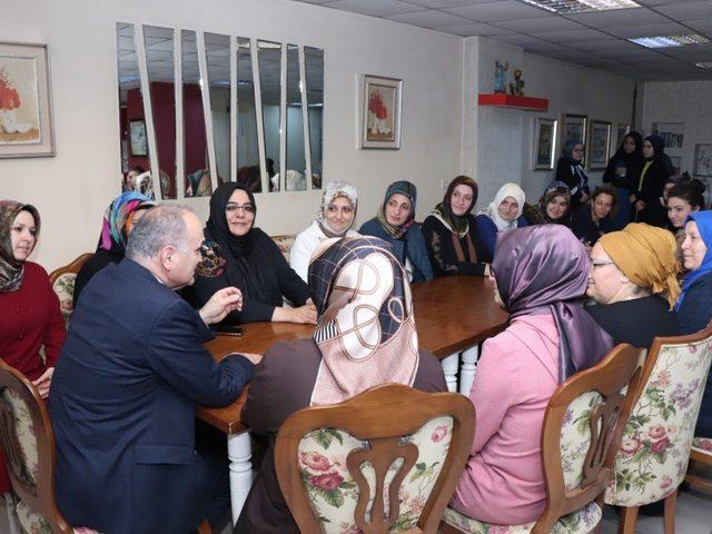 Başkan Özlü Hanımlar lokalinde kadınlarla bir araya geldi