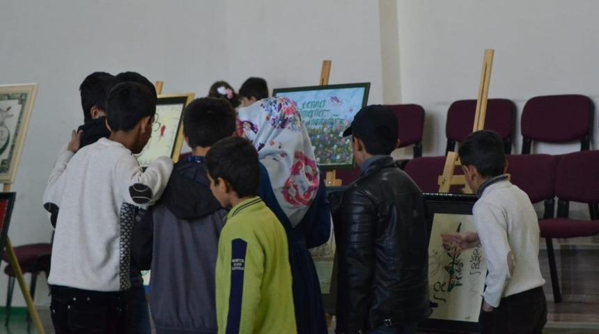 &Ccedil;ocuklar hat ve kaligrafi sergisini gezdi