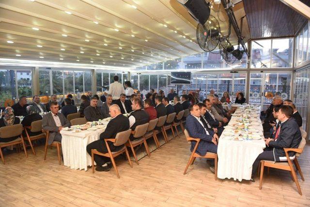 Karesi’nin muhtar ve meclis üyeleri iftarda buluştu