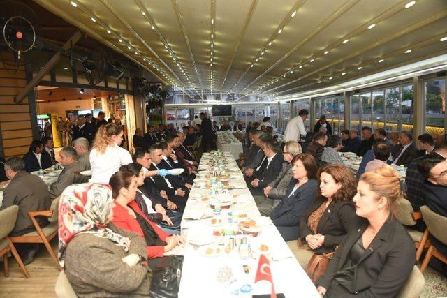 Karesi’nin muhtar ve meclis üyeleri iftarda buluştu