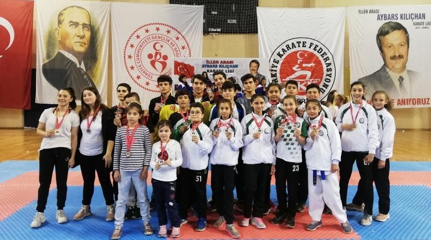 Salihlili karateciler Denizli’de fırtına gibi esti