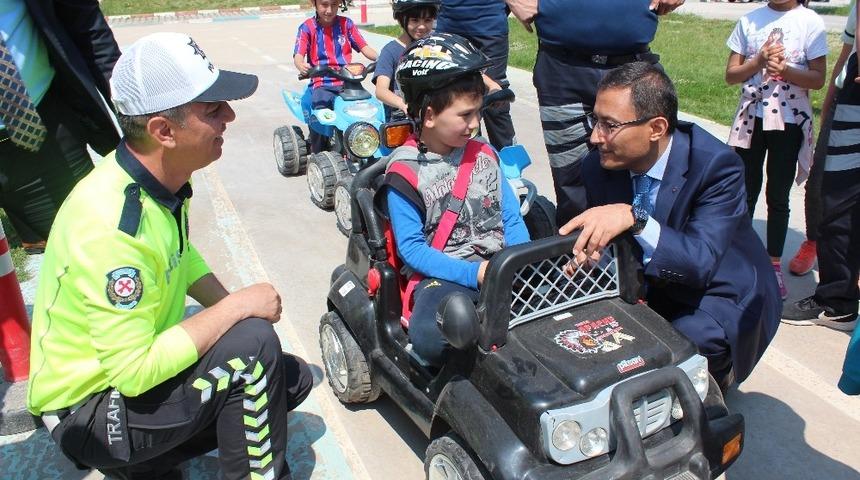 Alaşehir&rsquo;de &ouml;ğrencilere uygulamalı trafik eğitimi verildi