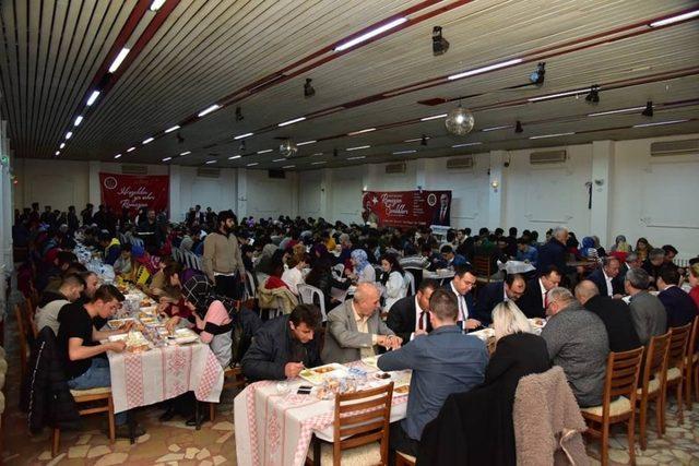 Binlerce vatandaş aynı sofrada iftar açtı