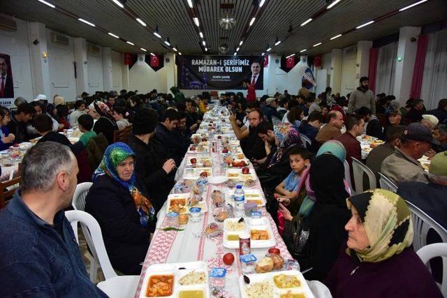 Binlerce vatandaş aynı sofrada iftar açtı