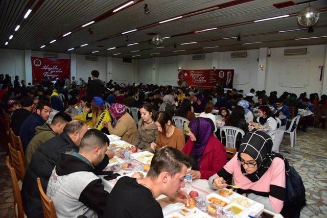 Binlerce vatandaş aynı sofrada iftar açtı