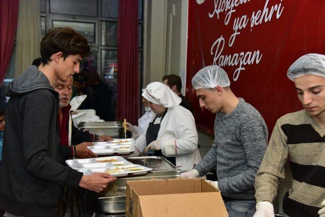 Binlerce vatandaş aynı sofrada iftar açtı