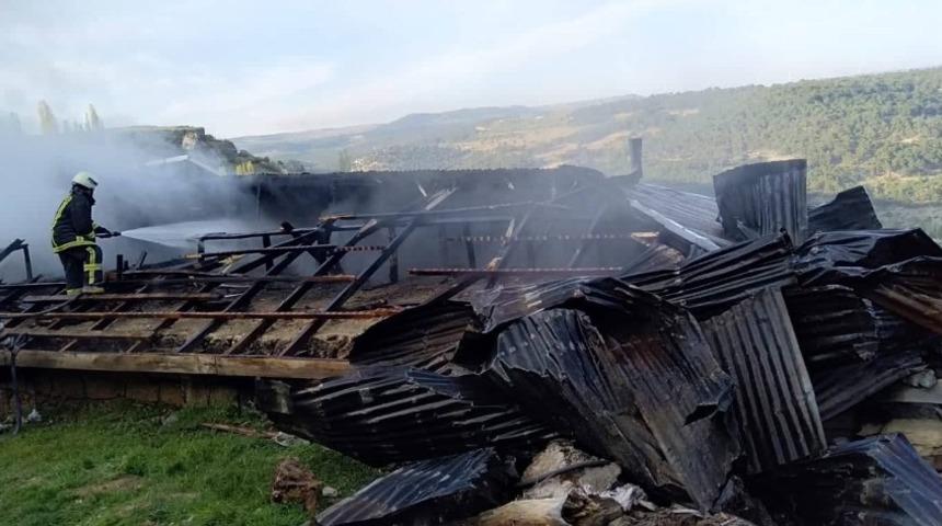 Evde &ccedil;ıkan yangın t&uuml;m eşyaları k&uuml;l etti