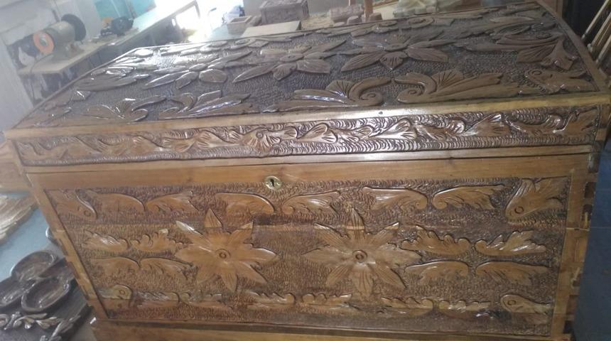 Burhaniyeli Tekniker 60 yıllık sandığı Osmanlı motifleri ile s&uuml;sledi