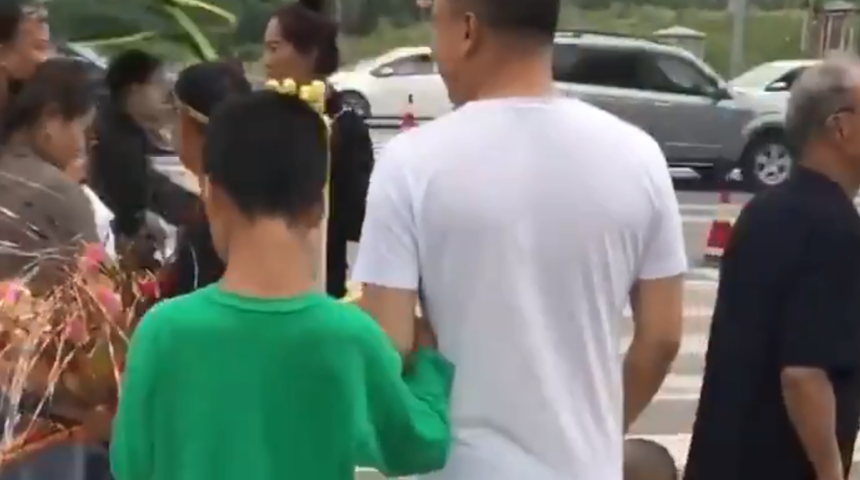 Kendi babası yerine başka bir adamın koluna girdi!