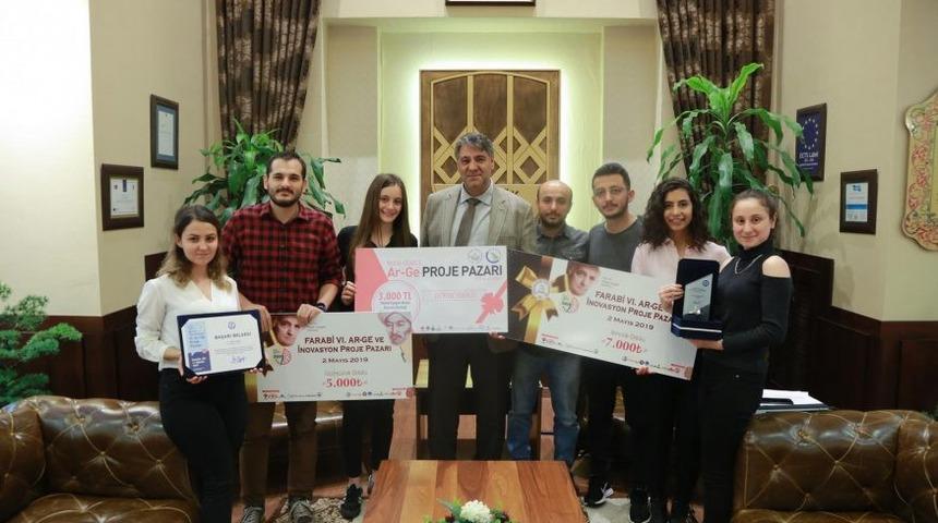 Rekt&ouml;r Polat, &ouml;d&uuml;l kazanan &ouml;ğrencileri tebrik etti