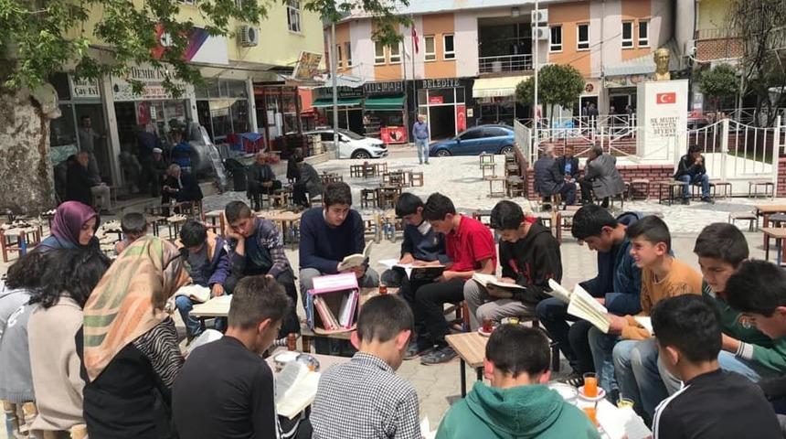 &Ouml;ğrenciler kıraathanelerde vatandaşlarla kitap okudu