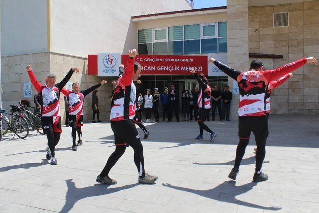 19 günde 1919 km pedal çevirmeyi hedefleyen bisikletçiler Erzincan’a ulaştı