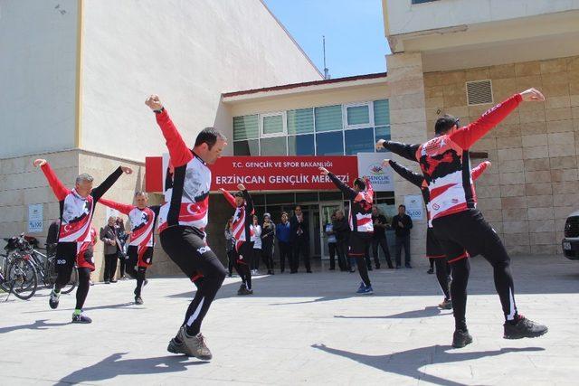 19 günde 1919 km pedal çevirmeyi hedefleyen bisikletçiler Erzincan’a ulaştı