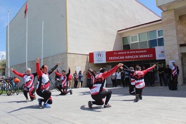 19 günde 1919 km pedal çevirmeyi hedefleyen bisikletçiler Erzincan’a ulaştı