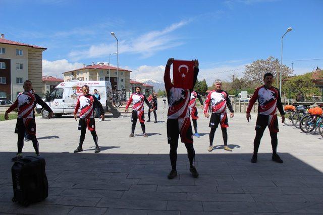 19 günde 1919 km pedal çevirmeyi hedefleyen bisikletçiler Erzincan’a ulaştı