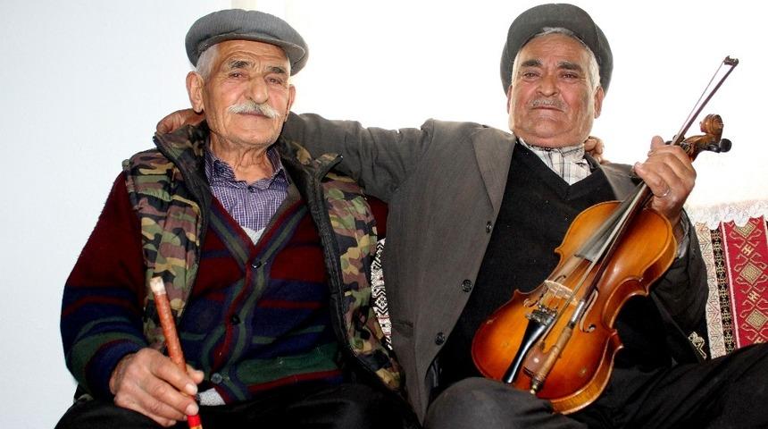 &Ccedil;obanlıkla başlayan 65 yıllık m&uuml;zik kardeşliği