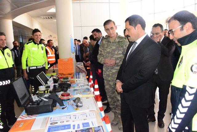 Trafik levhasına kurşun sıkanlara tepki gösteren Vali: 