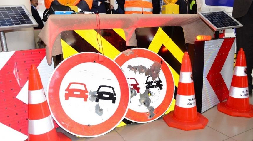 Trafik levhasına kurşun sıkanlara tepki g&ouml;steren Vali: "İşte bu y&uuml;zden silah ruhsatını imzalamıyoruz"