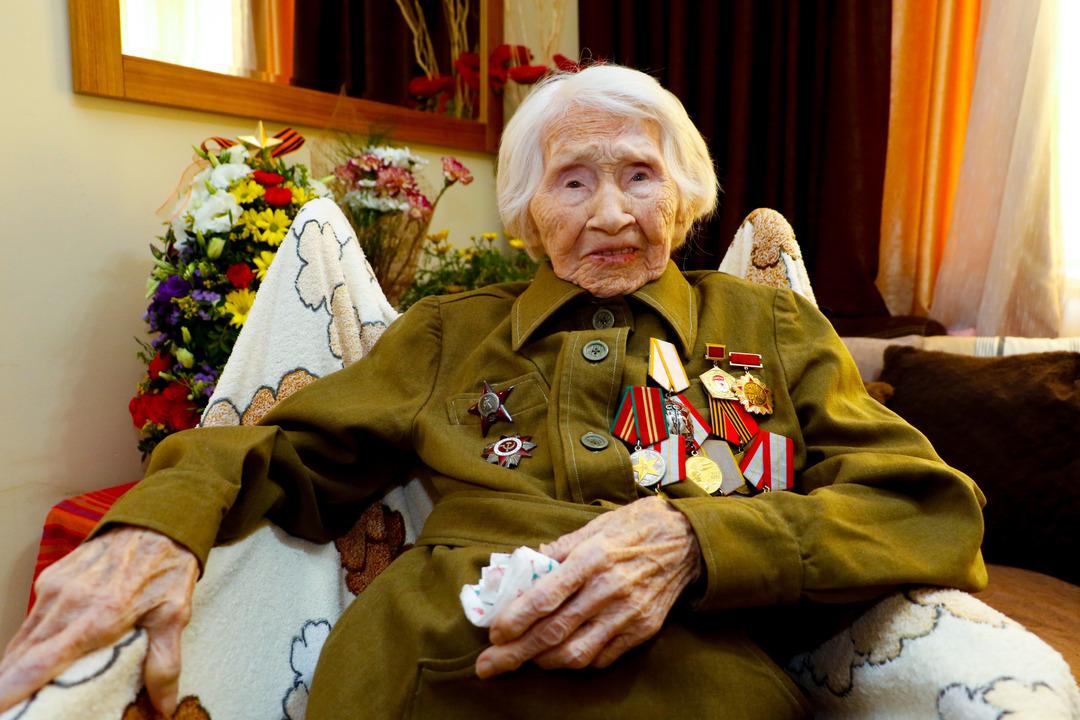  98 yaşındaki Rus savaş kahramanı, madalyalarından ayrılmıyor