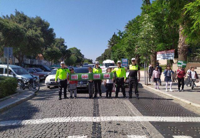 Öğrencilerden sürücülere bilgilendirme broşürü