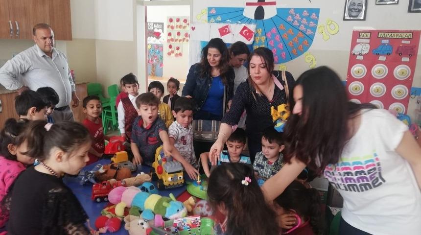 Kırsaldaki arkadaşlarına oyuncaklarını verdiler