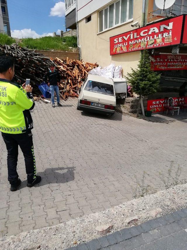 Kontrolünü Kaybeden Araç Odunlara Çarparak Durabildi