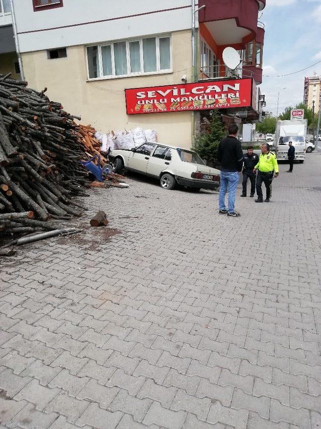 Kontrolünü Kaybeden Araç Odunlara Çarparak Durabildi