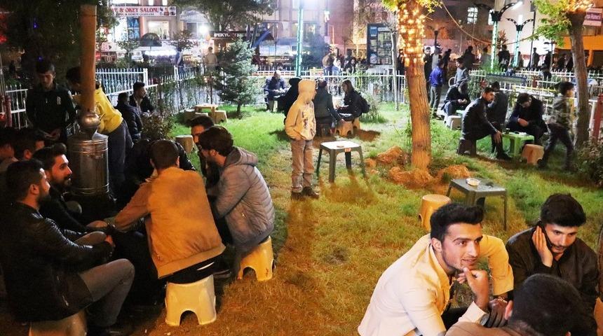 İftar sonrası semaverde &ccedil;ay keyfi