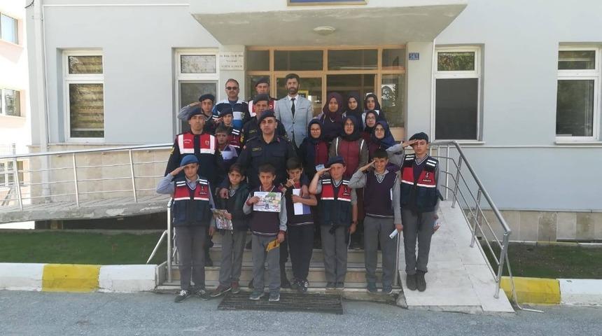 H&uuml;y&uuml;k&rsquo;te imam hatip ortaokulu &ouml;ğrencilerinden jandarmaya ziyaret etti