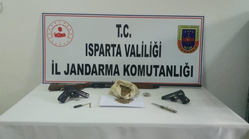 K&ouml;y evinde ruhsatsız silahlar ve kenevir tohumu ele ge&ccedil;irildi