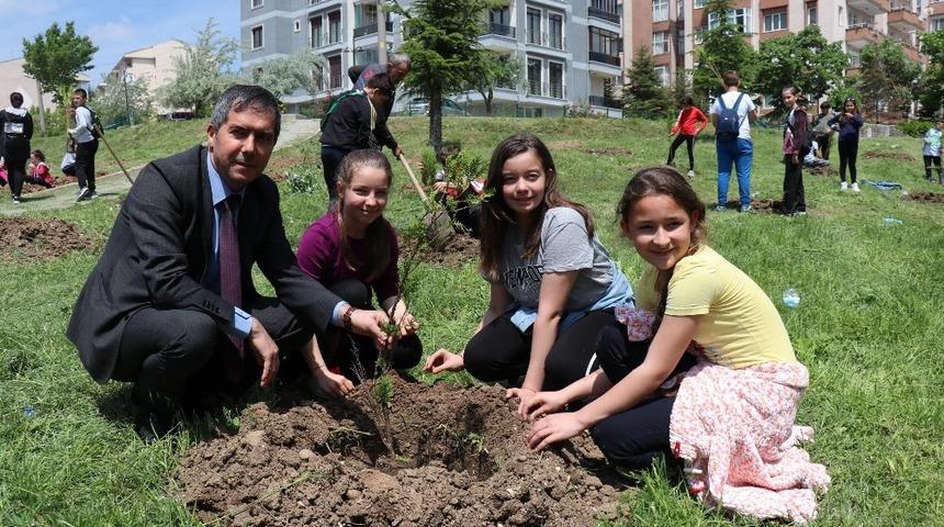 Minik &ouml;ğrenciler polislerle fidan dikti, u&ccedil;urtma u&ccedil;urdu