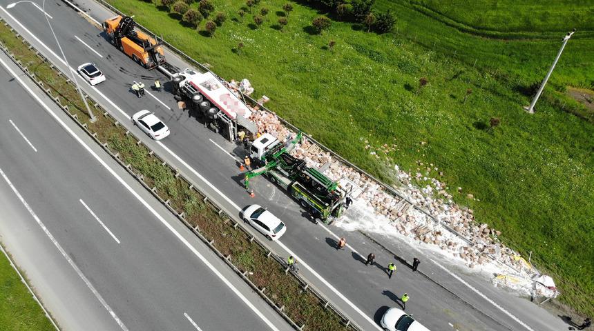 Son dakika: TEM'de tır devrildi! Trafik kilit