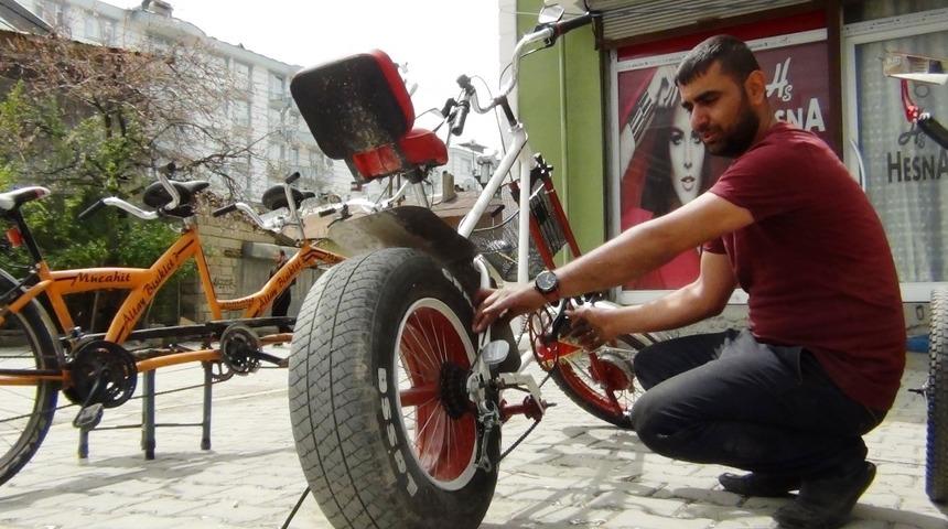 Hurda malzemelerden bisiklet yaptı, otomobil tekerleği taktı