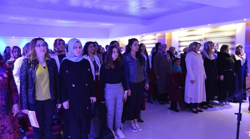 Liseli gen&ccedil;lerden annelerine şiir