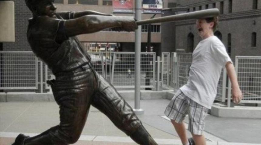 Yok böyle bir poz! Bu insanların heykellere karşı çok fena zaafı var