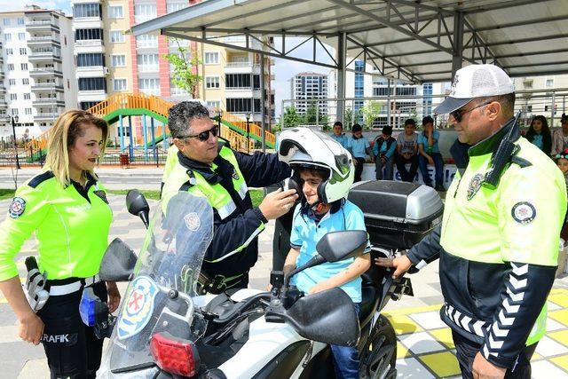 Minik öğrencilere trafik eğitimi verildi