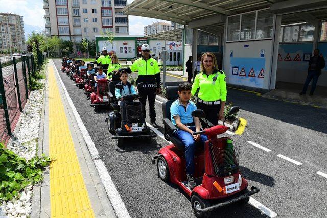 Minik öğrencilere trafik eğitimi verildi