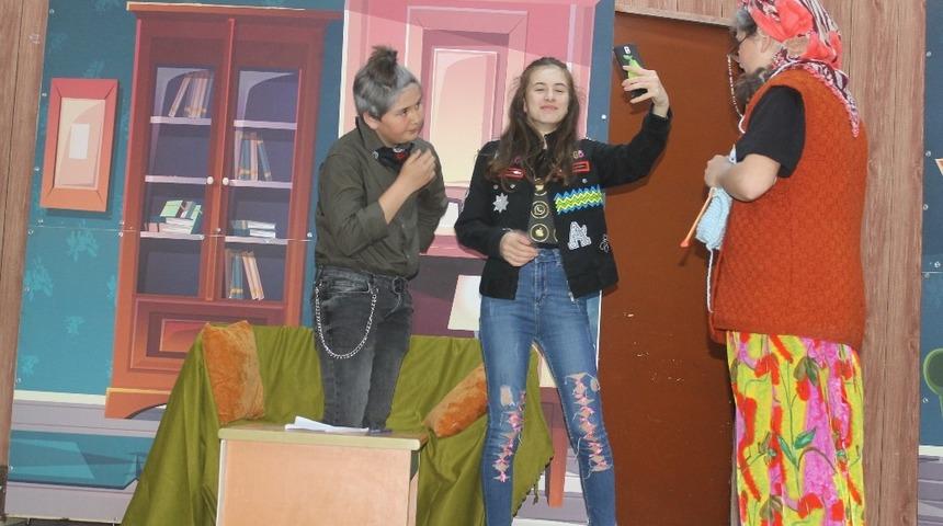 &Ouml;ğretmenleri yazdı, &ouml;ğrenciler oynadı