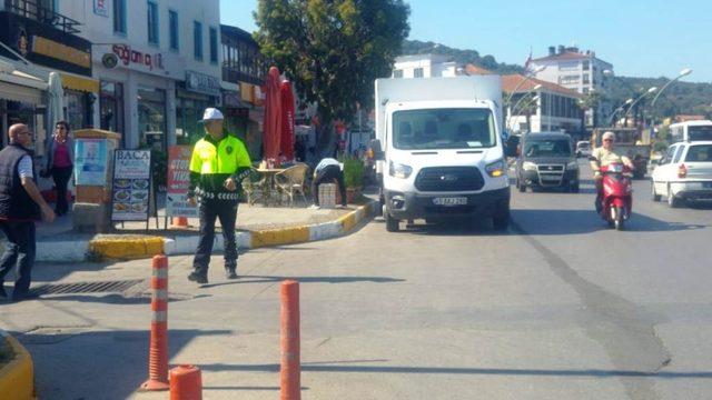 Ayvalık’ta polisten meydan temizliği