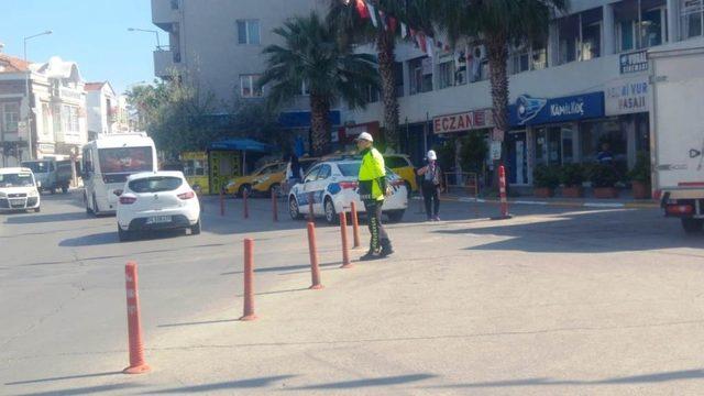 Ayvalık’ta polisten meydan temizliği