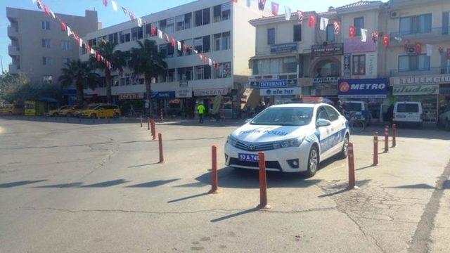 Ayvalık’ta polisten meydan temizliği