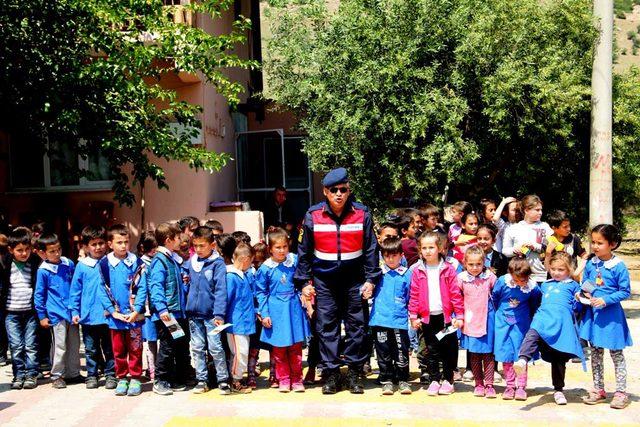 Alaşehir'de, öğrencilere jandarmadan trafik eğitimi