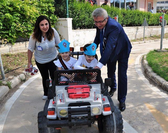 Çeşmeli minikler, trafiği durdurup şoför amcalarına çiçek verdi